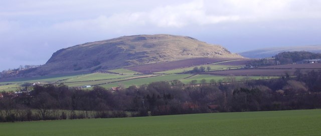 Traprain Law by james denham, CC BY-SA 2.0, https://commons.wikimedia.org/w/index.php?curid=13498271